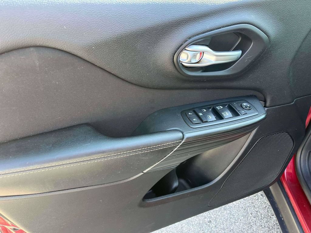 Used 2016 Jeep Cherokee Latitude w/ Comfort/Convenience Group FWD image 16