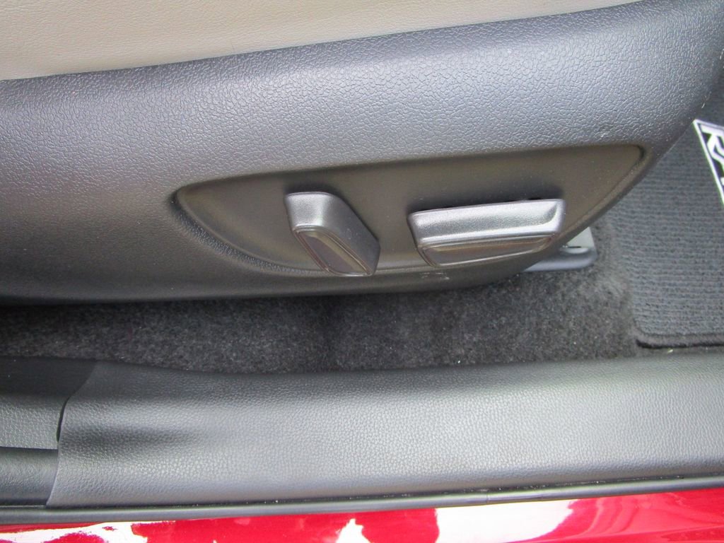 Used 2025 Toyota RAV4 Limited image 27