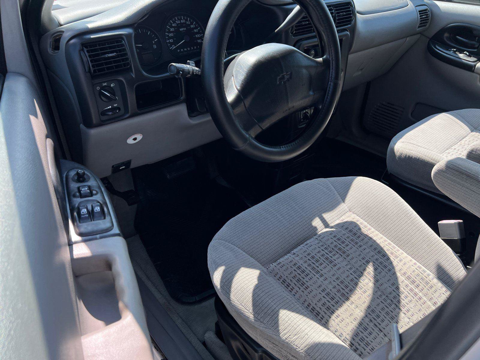 Used 2004 Chevrolet Venture LS w/ Easy Order Package FWD image 22