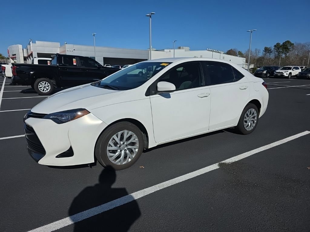 Used 2018 Toyota Corolla LE image 2