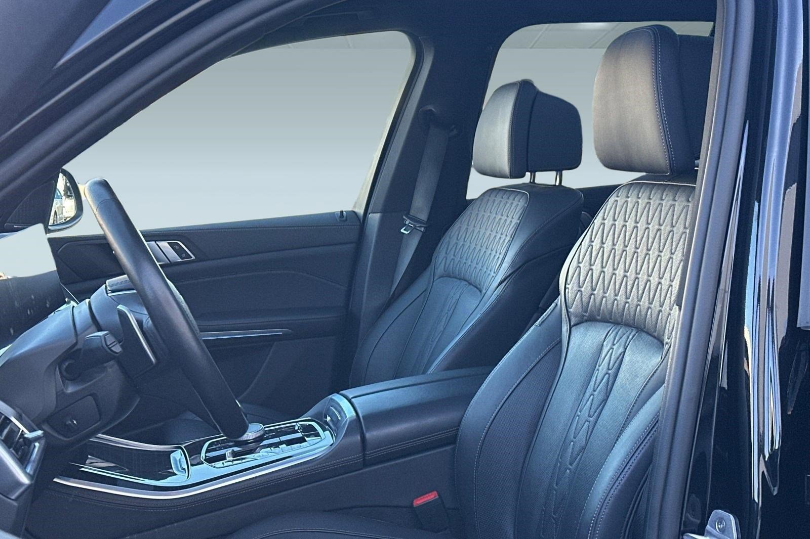 Used 2025 BMW X5 xDrive50e image 5