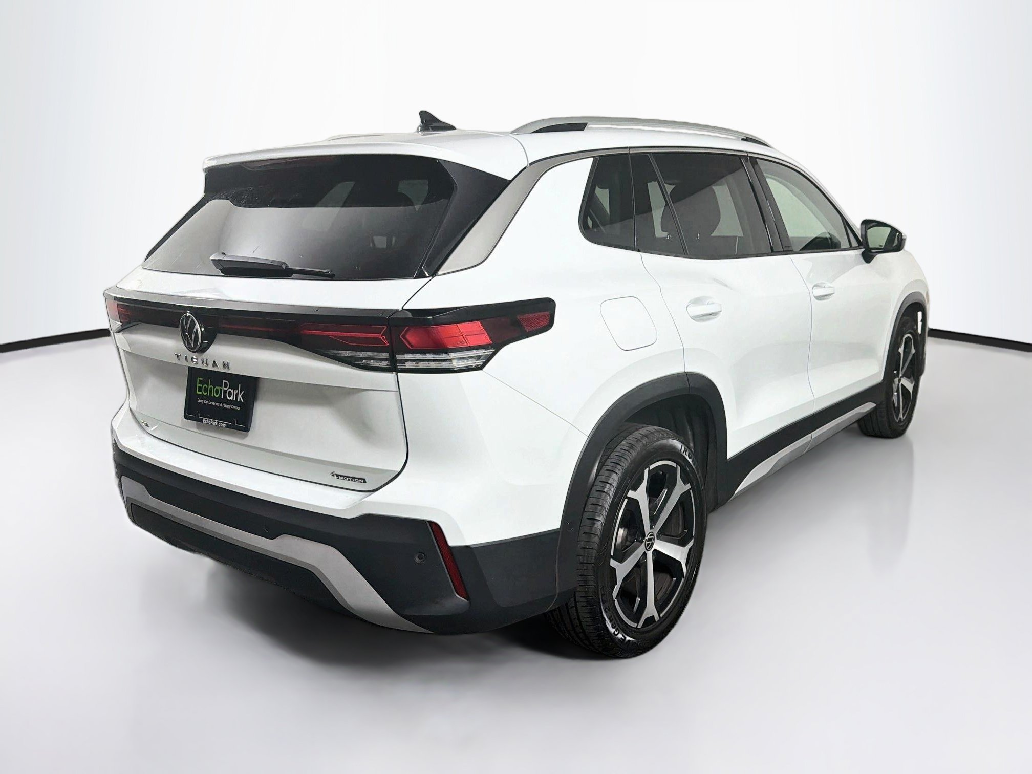 Used 2026 Volkswagen Tiguan SE AWD/4WD image 9