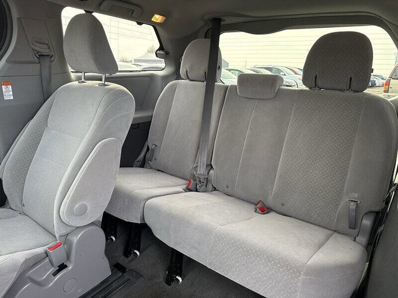 Used 2017 Toyota Sienna LE image 16