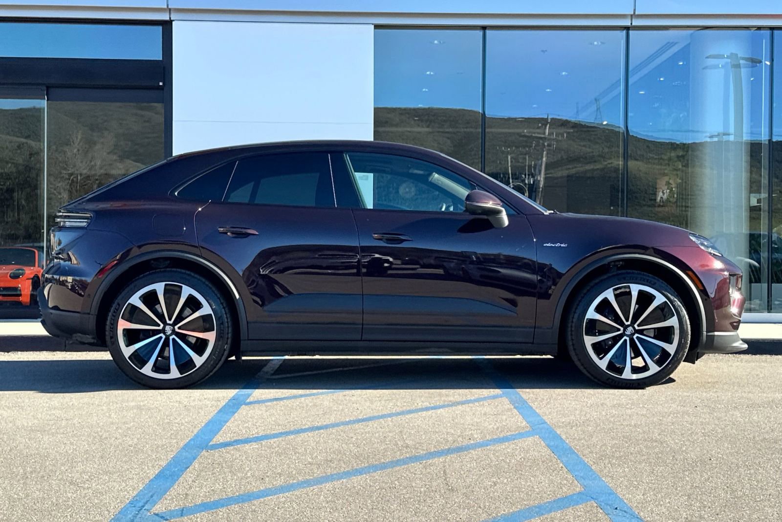 Certified 2025 Porsche Macan 4 Electric image 9