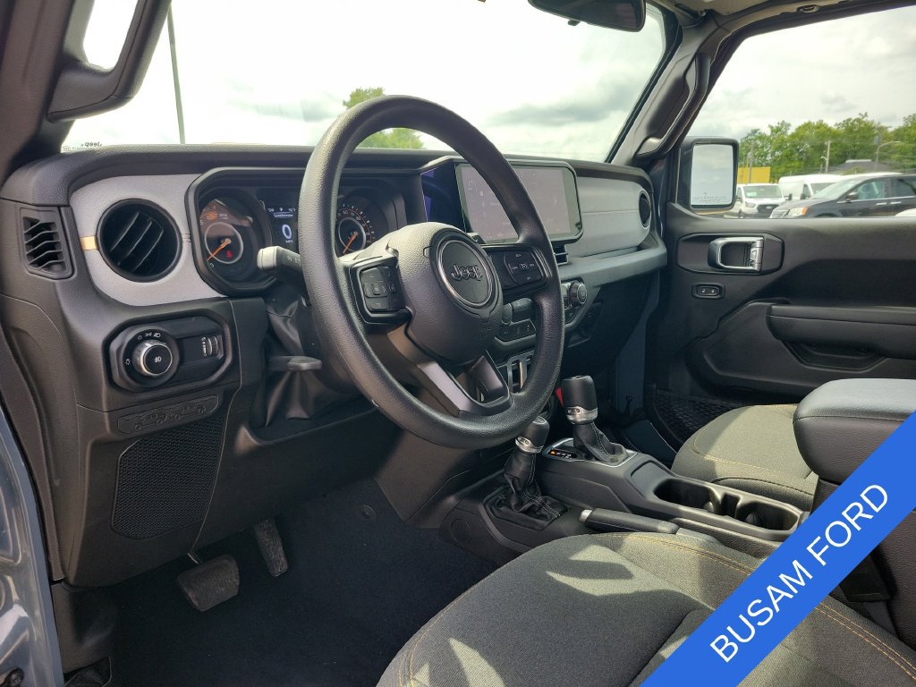 Used 2025 Jeep Wrangler Sport AWD/4WD image 12
