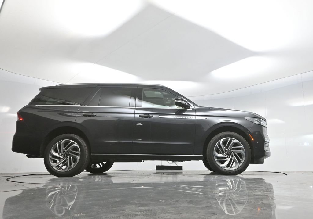 Used 2025 Lincoln Navigator Reserve AWD/4WD image 55