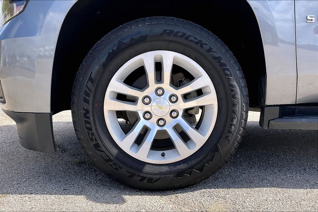 Used 2018 Chevrolet Suburban LT RWD image 35