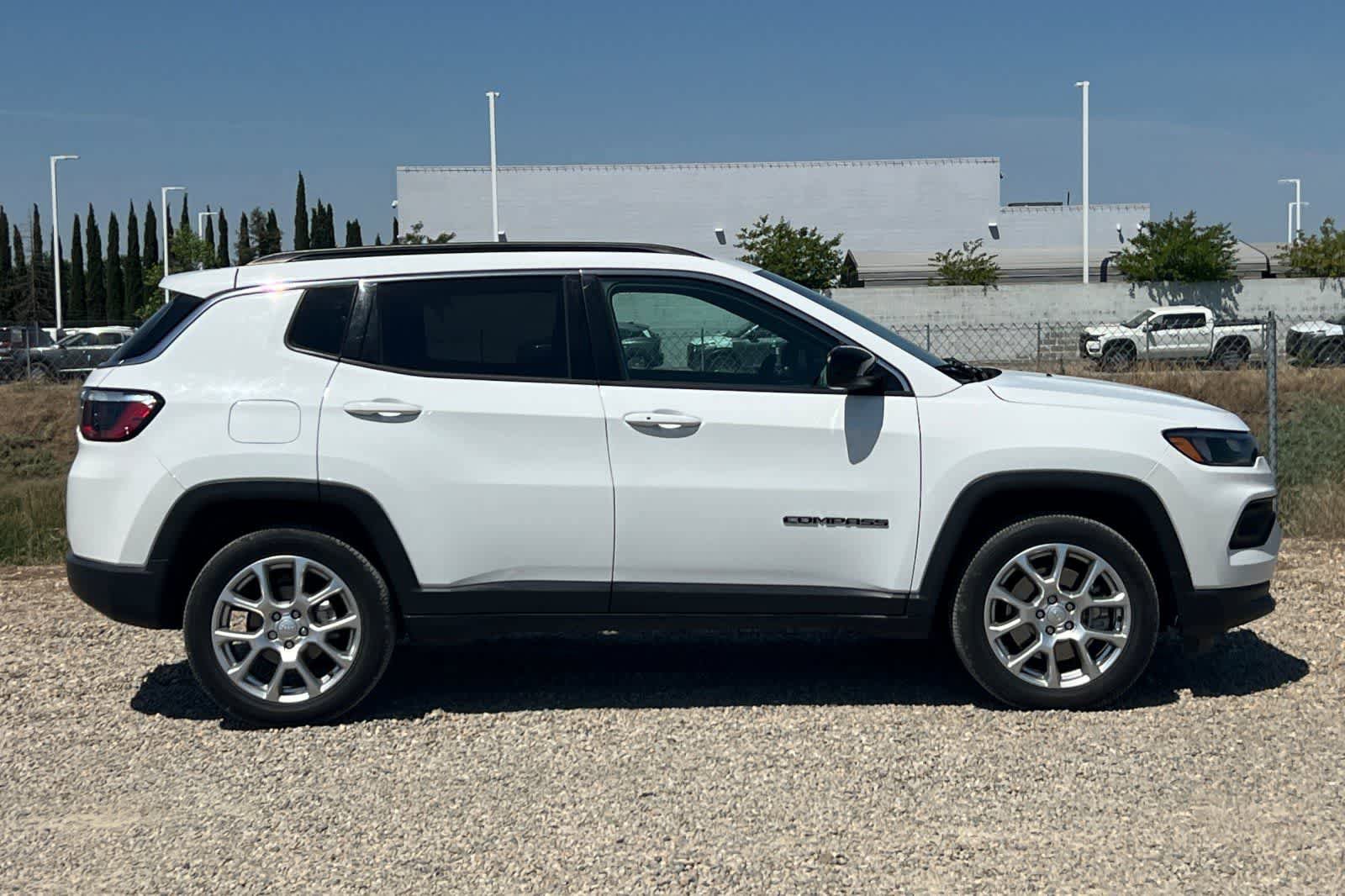 Used 2023 Jeep Compass Latitude AWD/4WD image 9