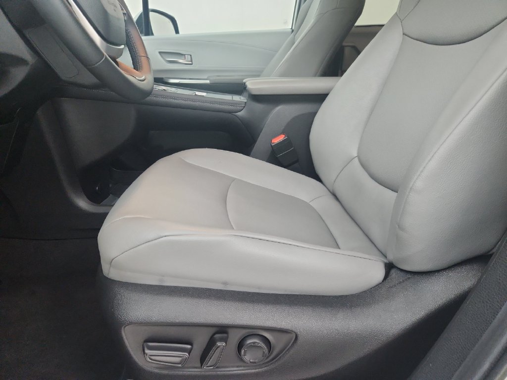 Used 2025 Toyota Sienna XLE FWD image 21