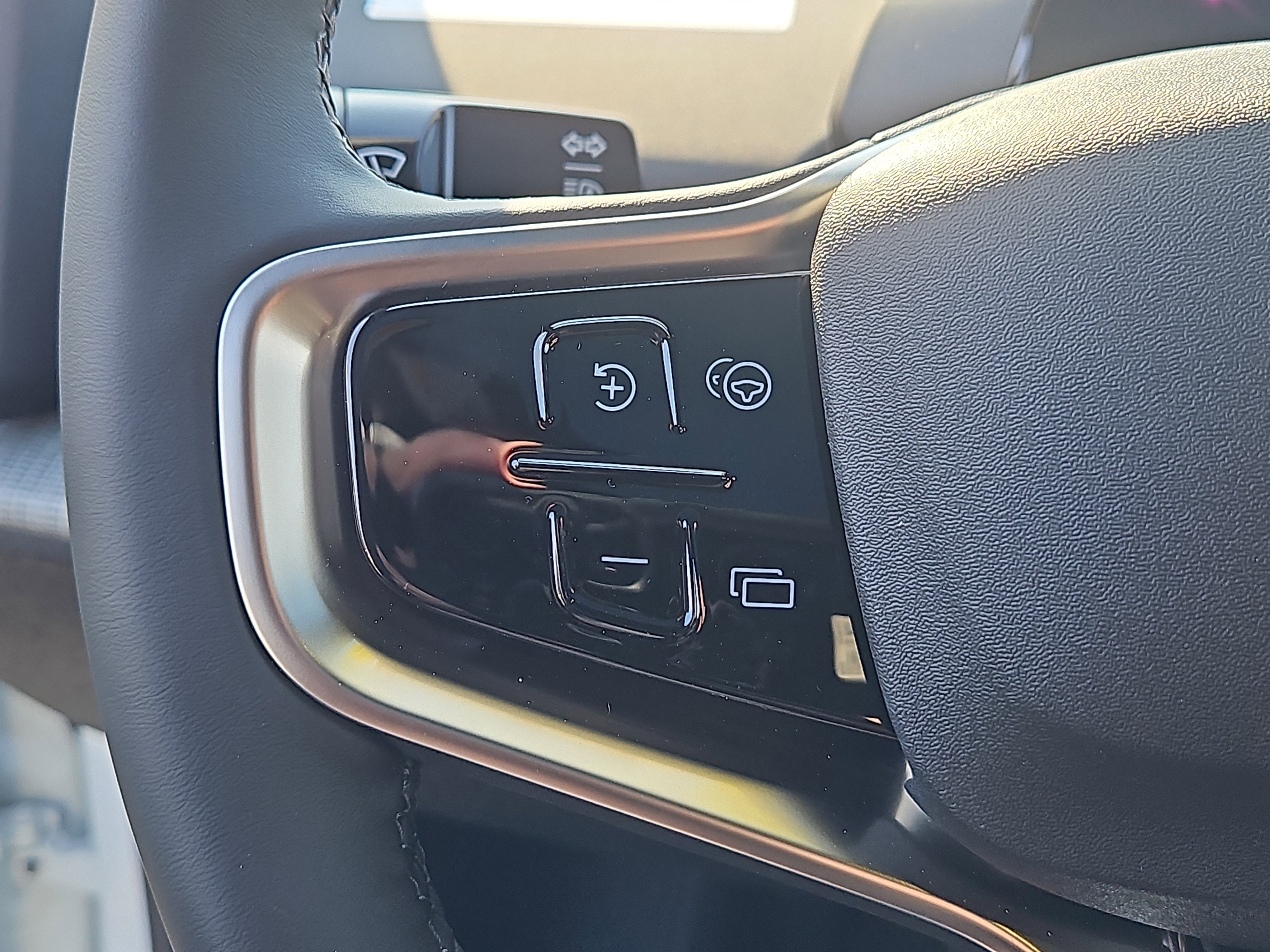 New 2026 Volvo EX30 Plus w/ Protection Package Premier image 11