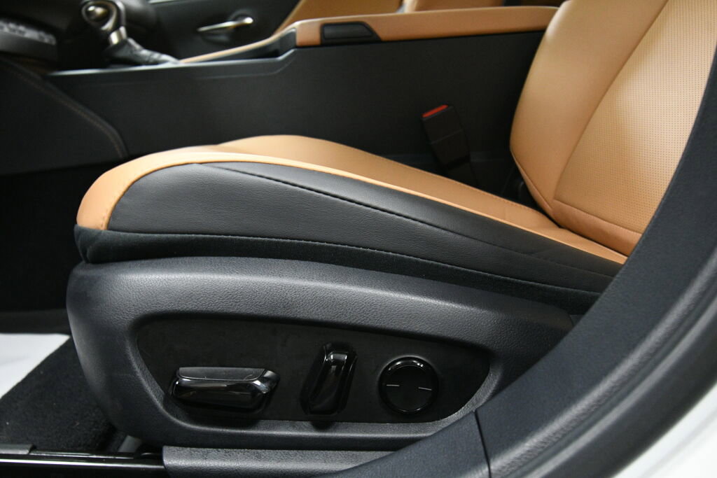 Used 2025 Lexus ES 350 w/ Premium Package image 11