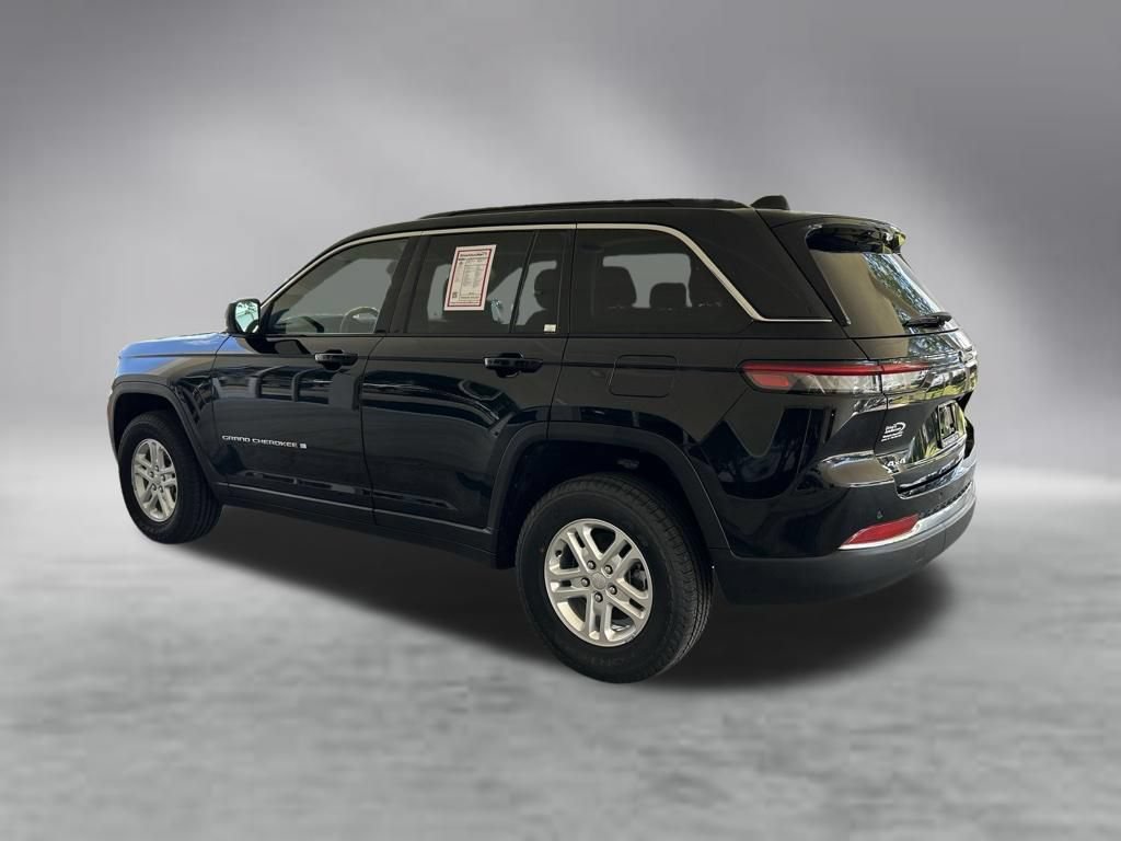 Used 2025 Jeep Grand Cherokee Laredo AWD/4WD image 4