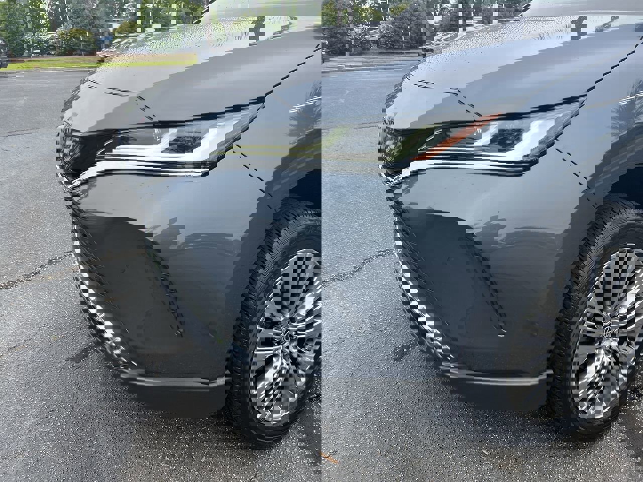 Used 2024 Toyota Venza XLE AWD/4WD image 6