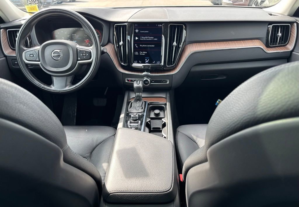 Used 2021 Volvo XC60 T5 Momentum w/ Premium Package image 6