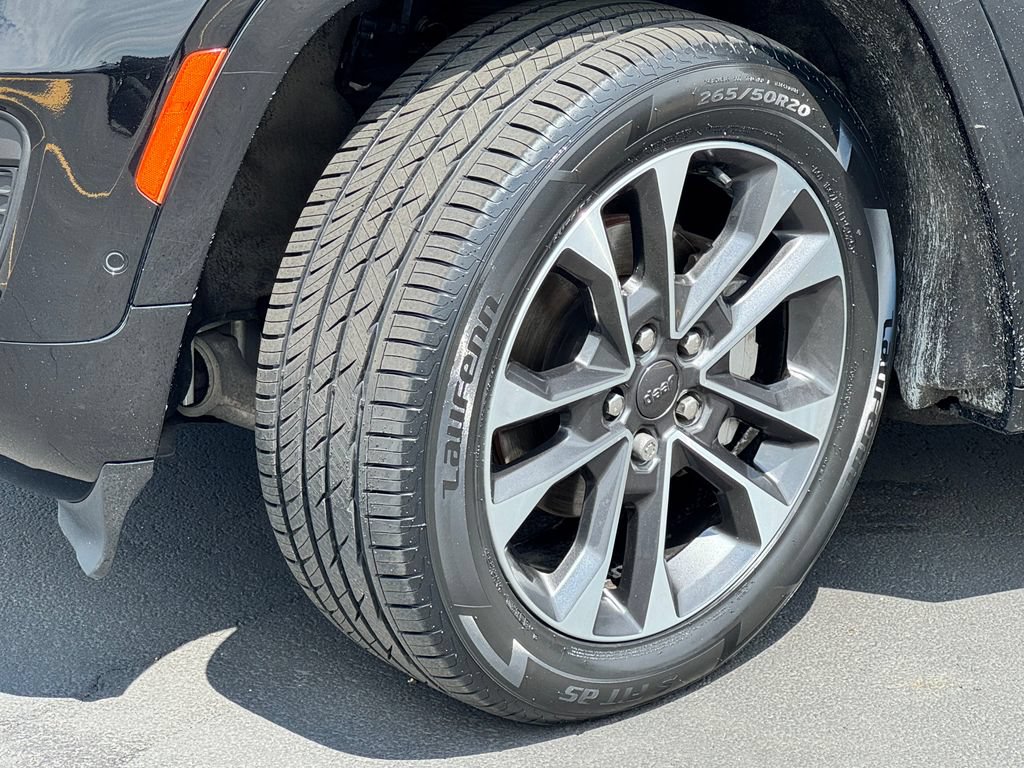 Used 2023 Jeep Grand Cherokee Overland w/ Luxury Tech Group IV AWD/4WD image 9