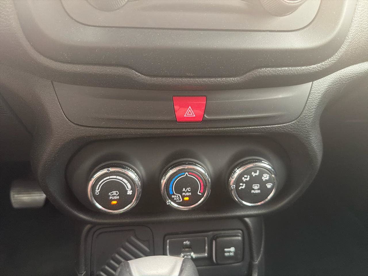Used 2016 Jeep Renegade Latitude FWD image 25