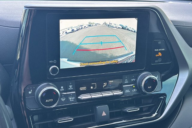 Used 2023 Toyota Highlander XLE FWD image 23