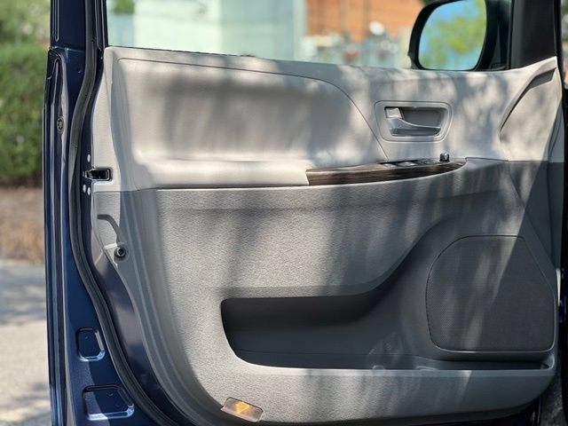 Used 2018 Toyota Sienna XLE w/ XLE Navigation Package AWD/4WD image 10