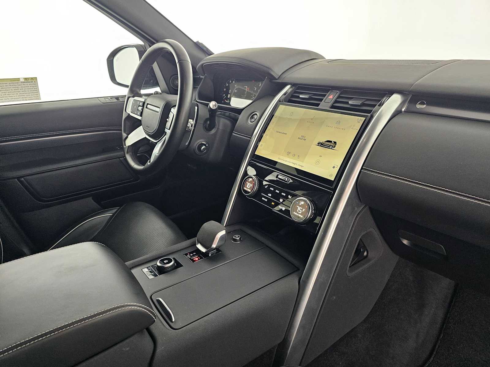 Used 2024 Land Rover Discovery Metropolitan Edition image 11