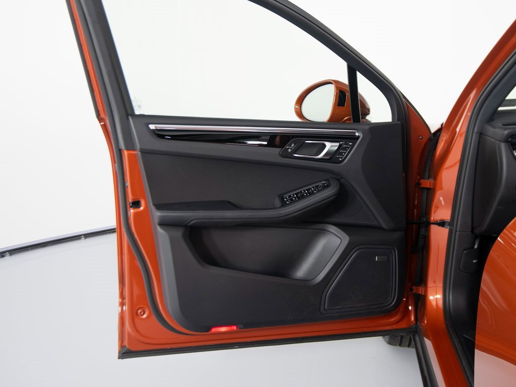 Certified 2025 Porsche Macan image 19