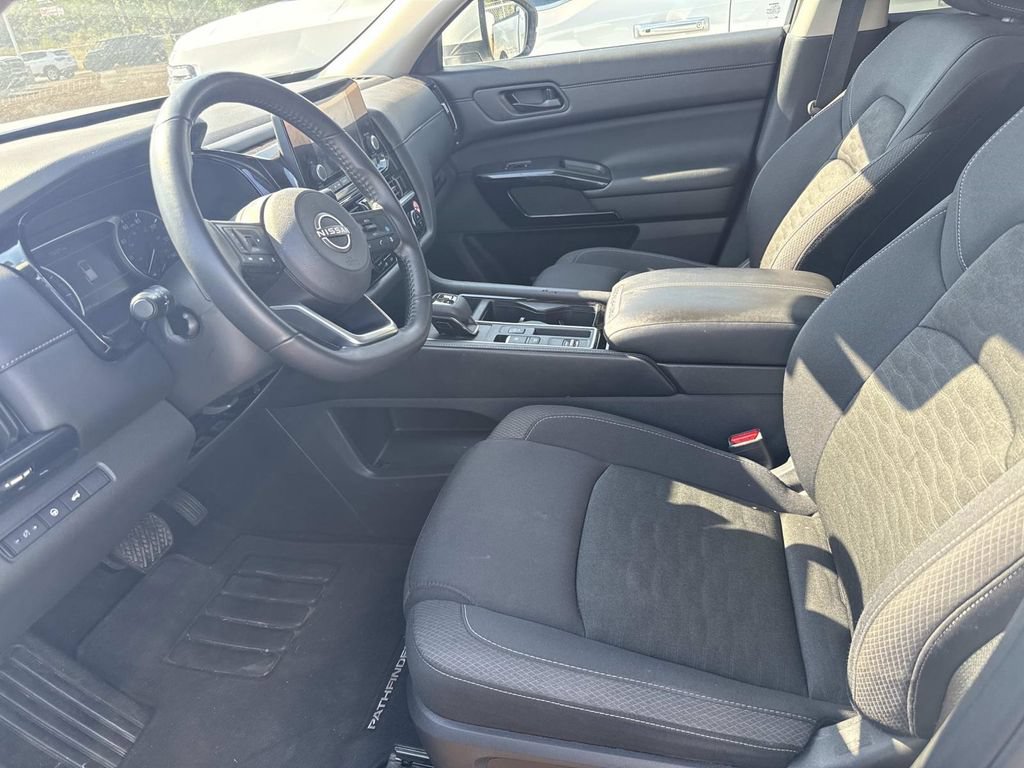 Used 2025 Nissan Pathfinder SV FWD image 9