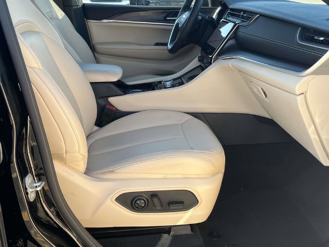 Used 2023 Jeep Grand Cherokee L Limited AWD/4WD image 26