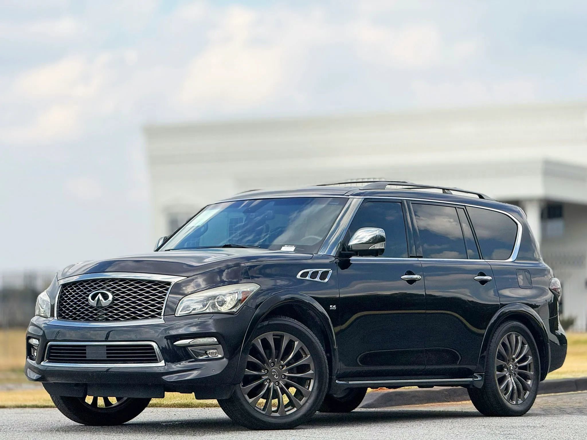 Used 2016 INFINITI QX80 Limited image 1