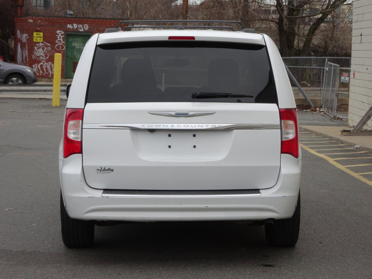 Used 2016 Chrysler Town & Country Touring w/ Driver Convenience Group image 6