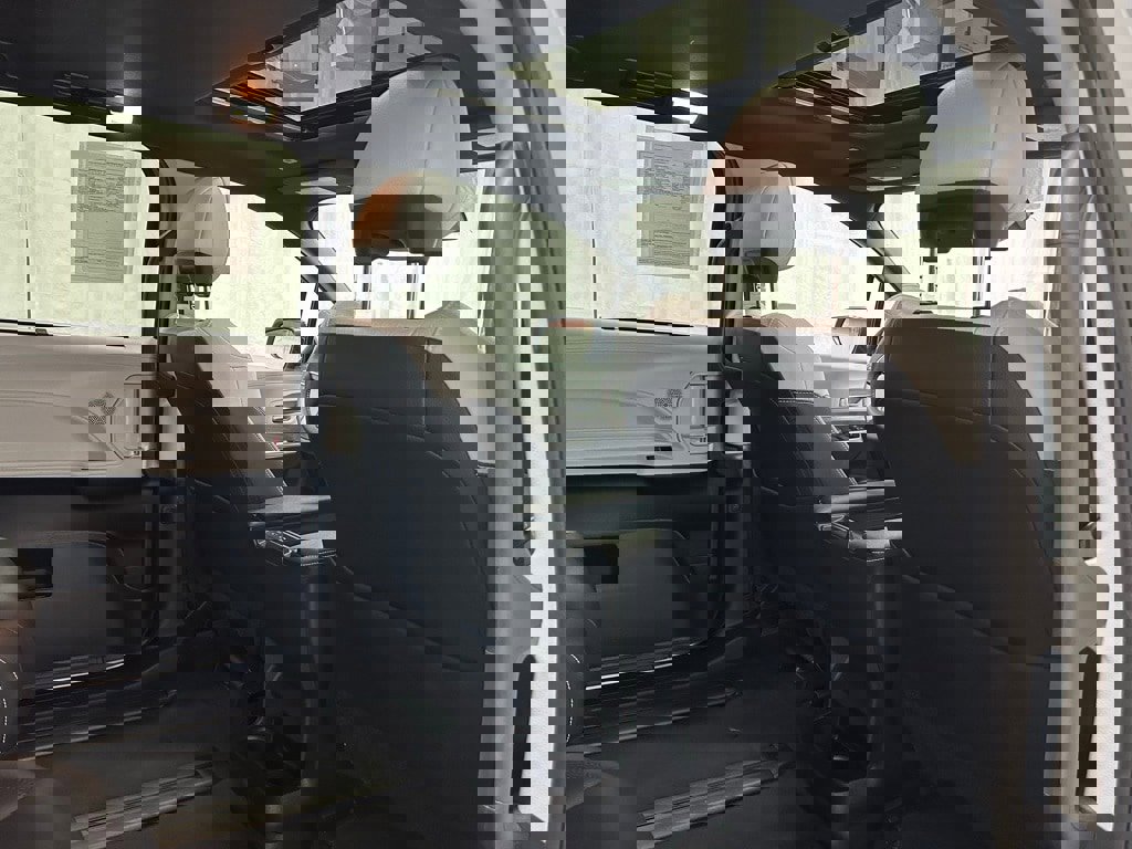 Used 2025 Toyota Sienna XSE image 60