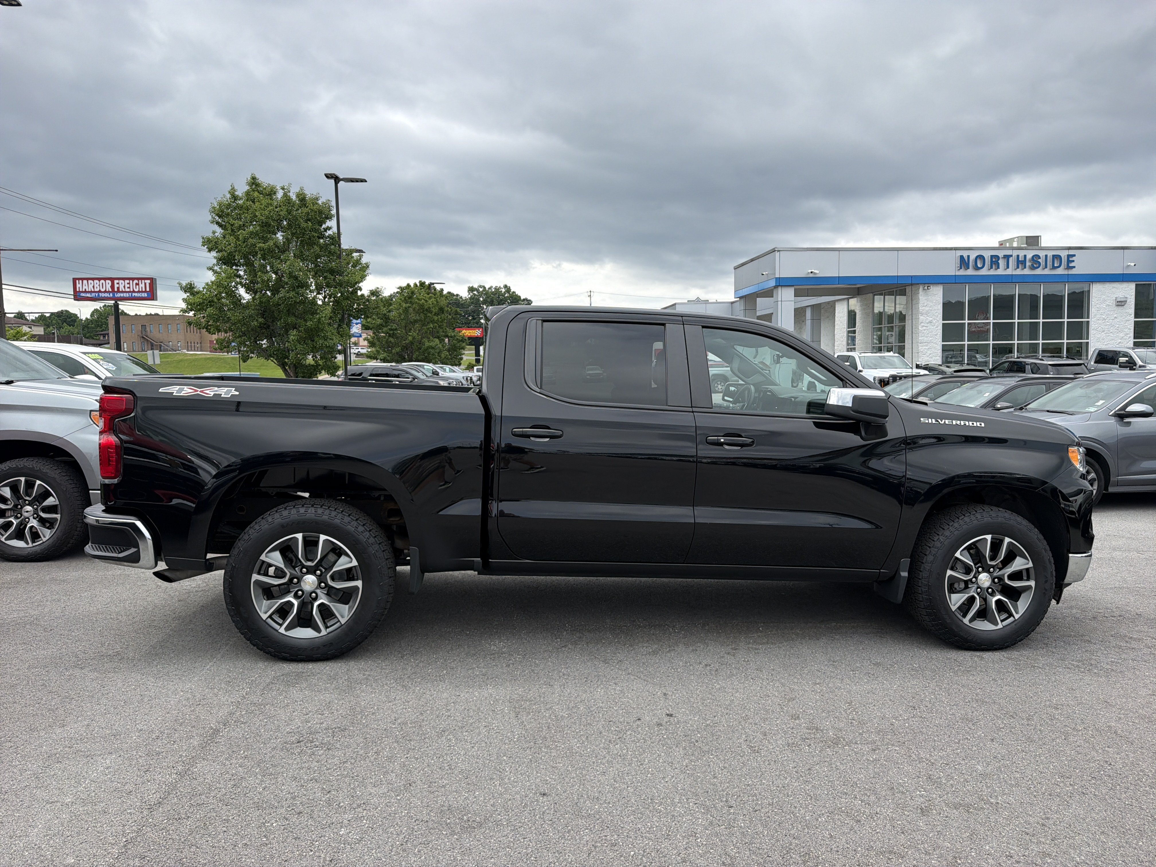 Used 2023 Chevrolet Silverado 1500 LT AWD/4WD image 5
