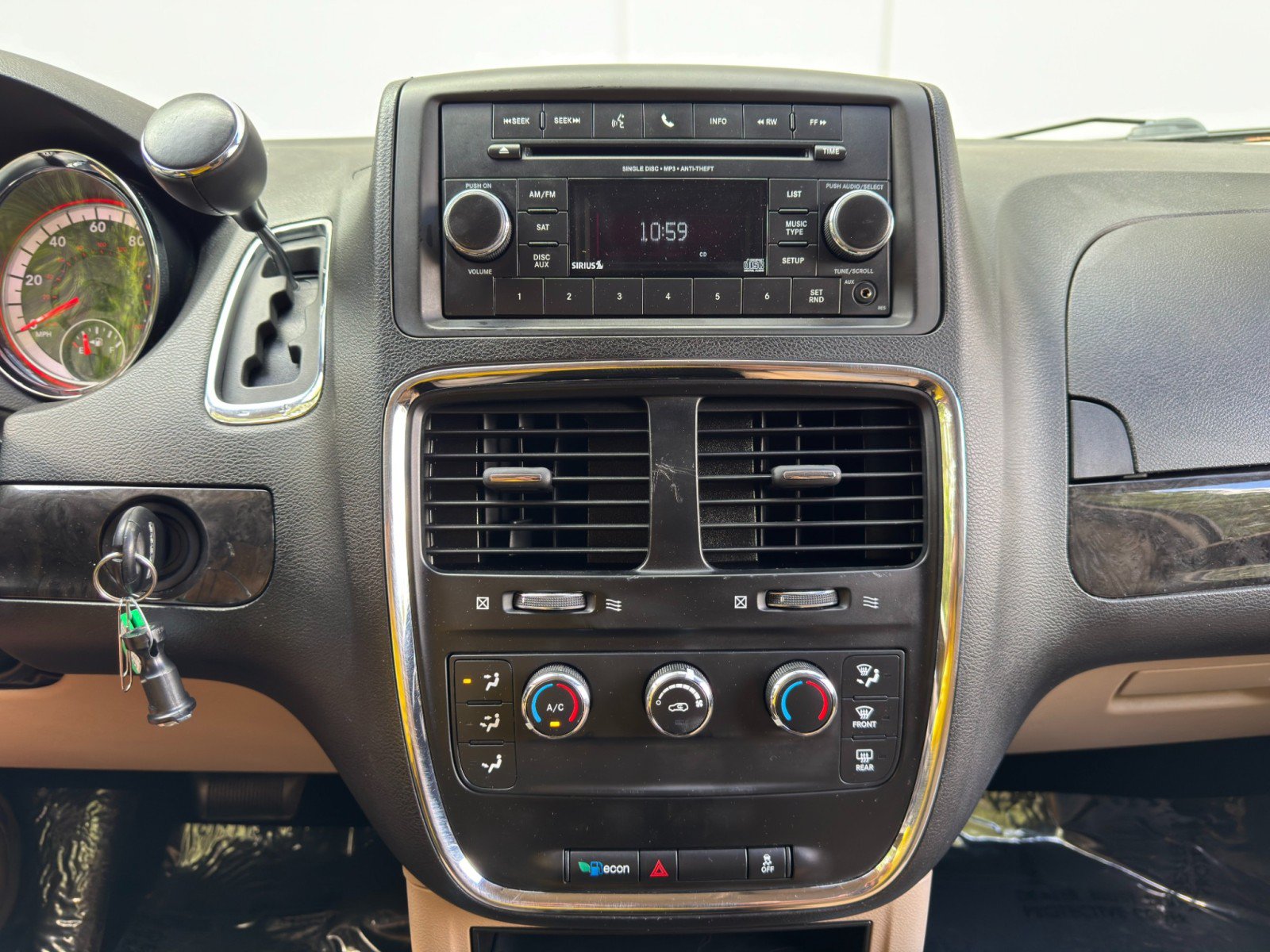 Used 2015 Dodge Grand Caravan American Value Package w/ UConnect Hands-Free Group FWD image 22