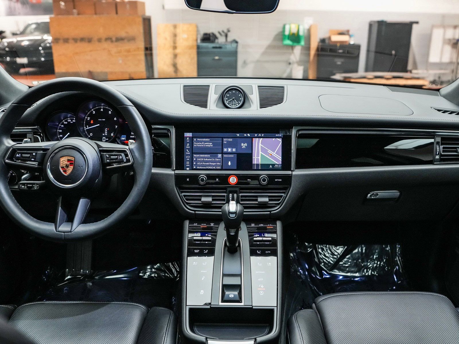 Certified 2025 Porsche Macan image 15