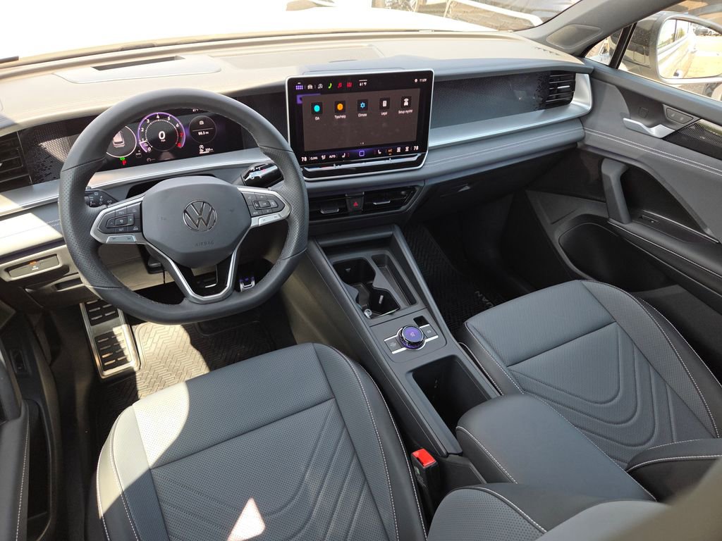 New 2026 Volkswagen Tiguan SE R-Line FWD image 8