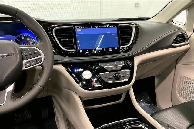 Used 2024 Chrysler Pacifica Limited image 7