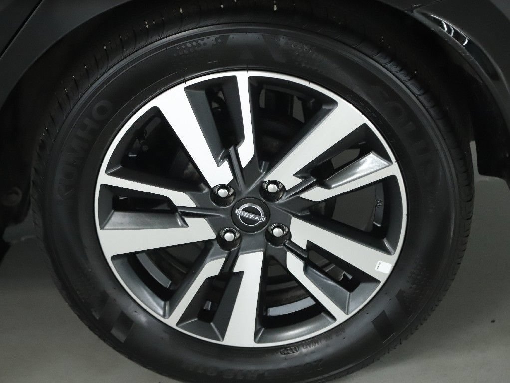 Used 2025 Nissan Versa SV FWD image 37