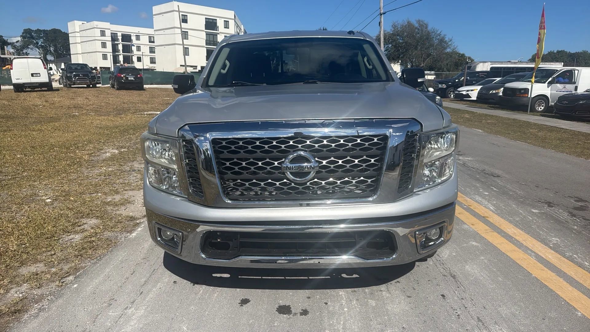 Used 2019 Nissan Titan SV RWD image 2