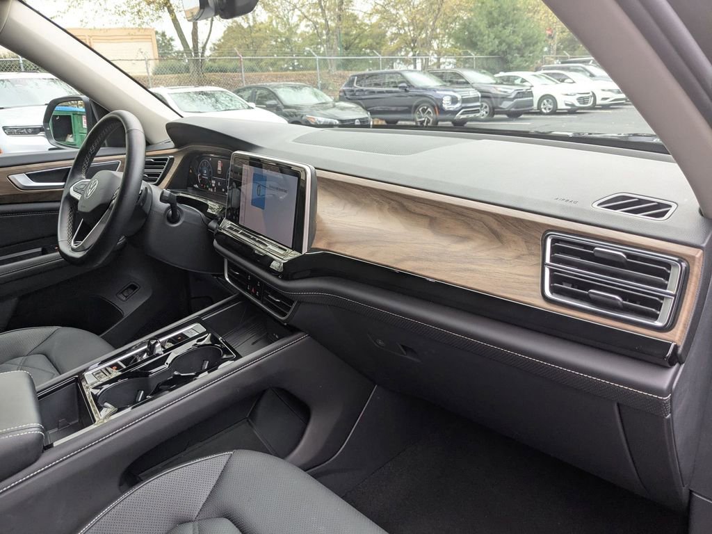 Used 2025 Volkswagen Atlas SE image 29