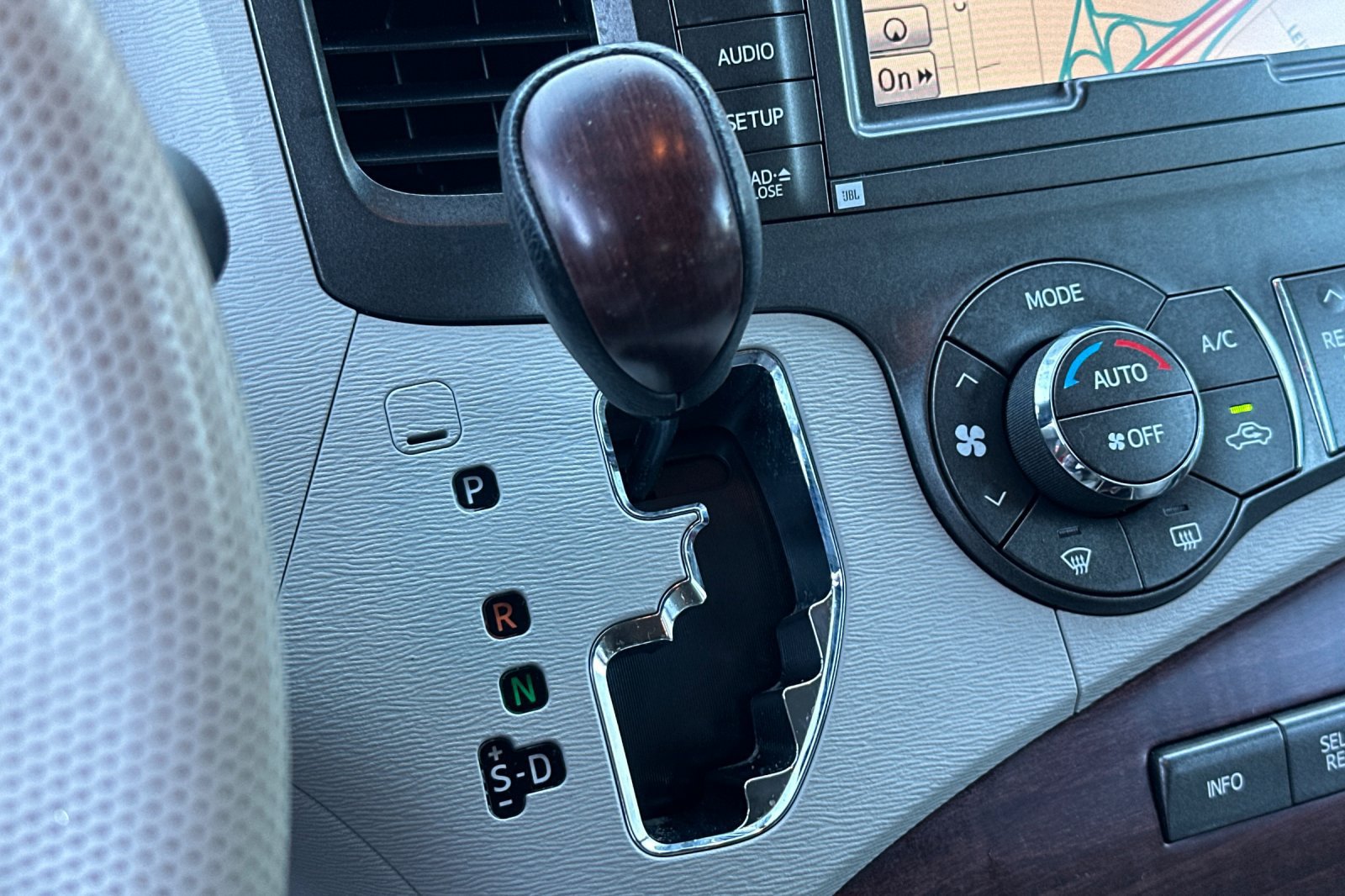 Used 2013 Toyota Sienna XLE w/ Premium Pkg FWD image 34