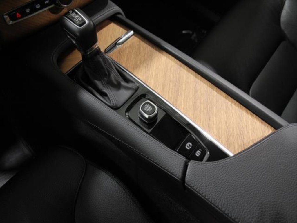 Used 2022 Volvo XC90 T6 Momentum w/ Climate Package image 16