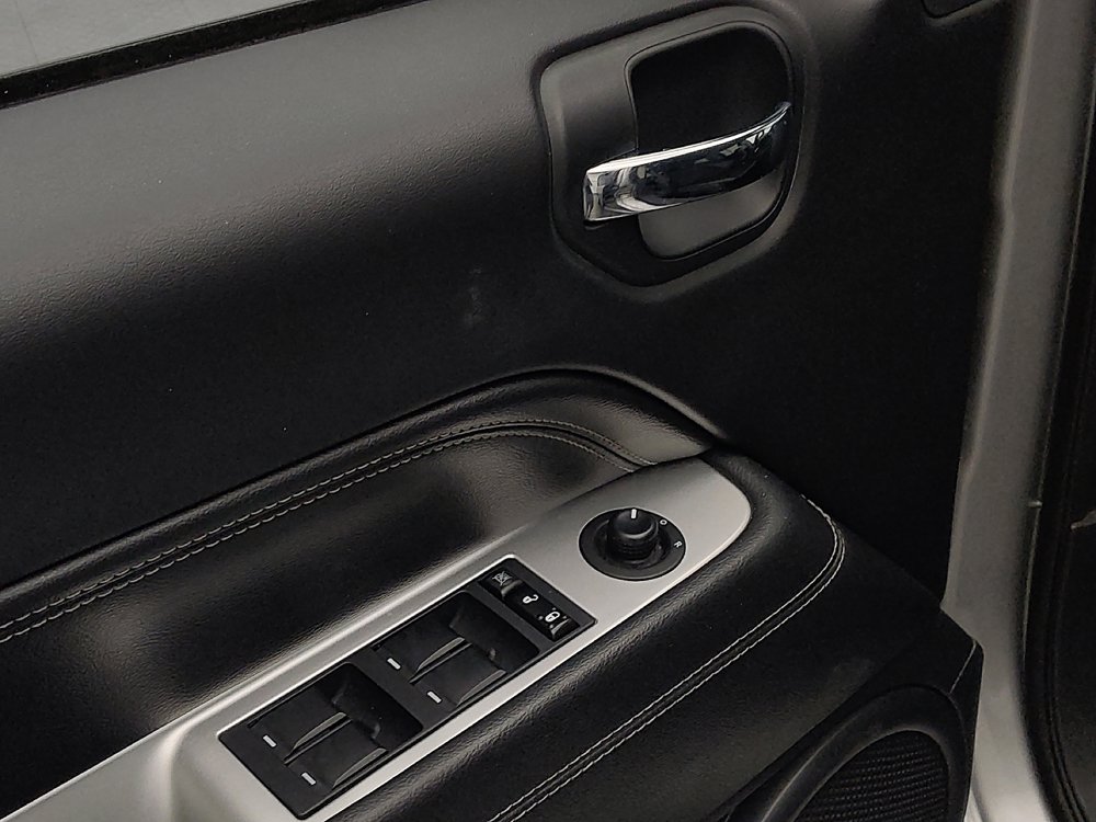 Used 2017 Jeep Compass Latitude FWD image 27
