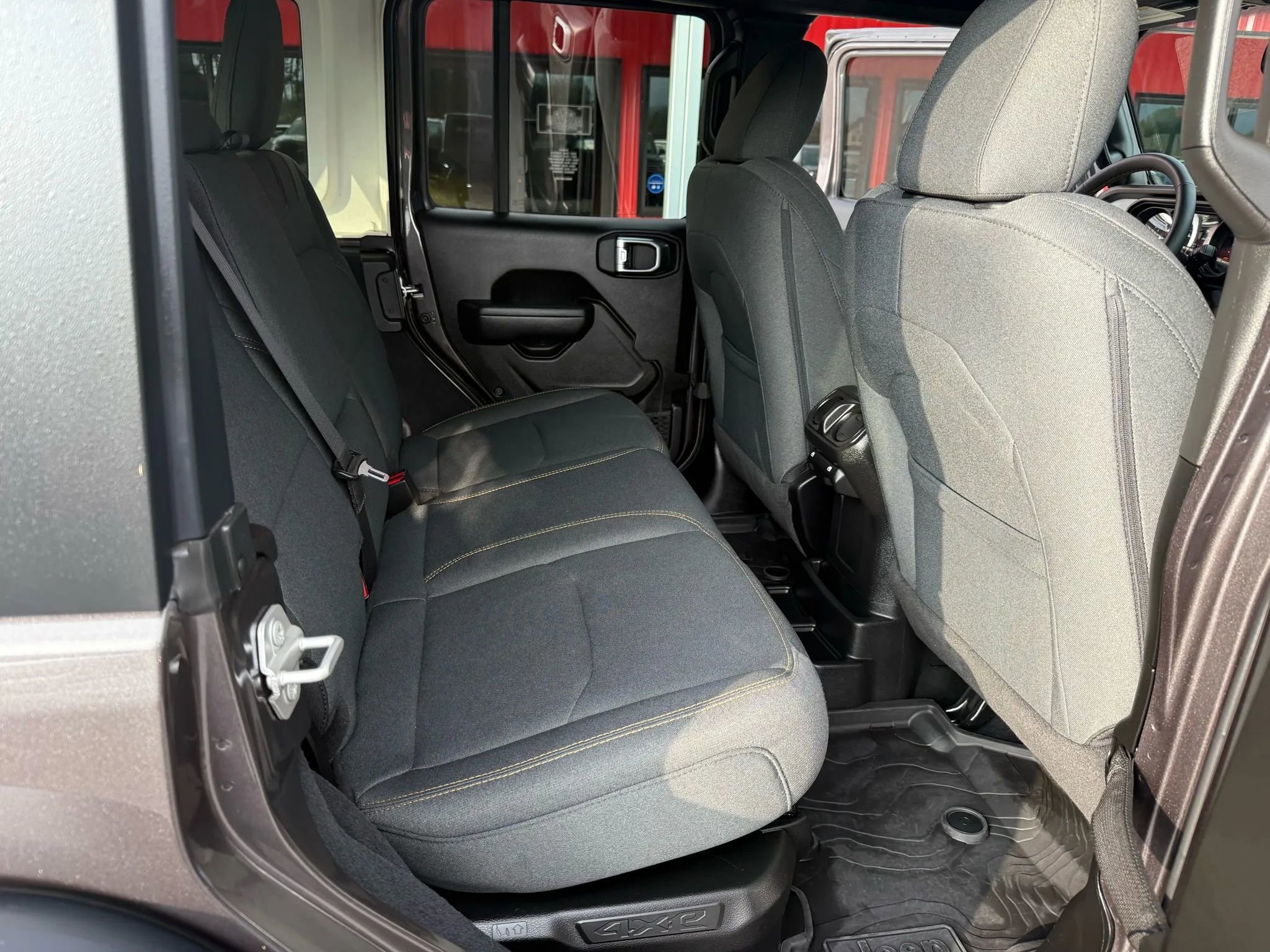 Used 2024 Jeep Wrangler Unlimited image 17