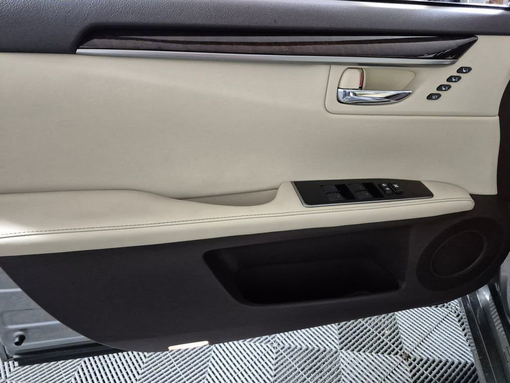 Used 2016 Lexus ES 350 w/ Premium Package w/Wood Trim image 13