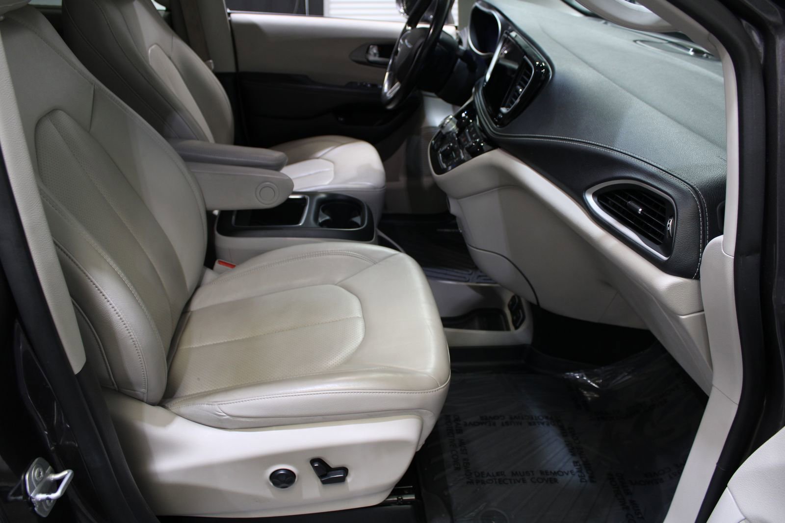 Used 2021 Chrysler Pacifica Touring-L FWD image 23