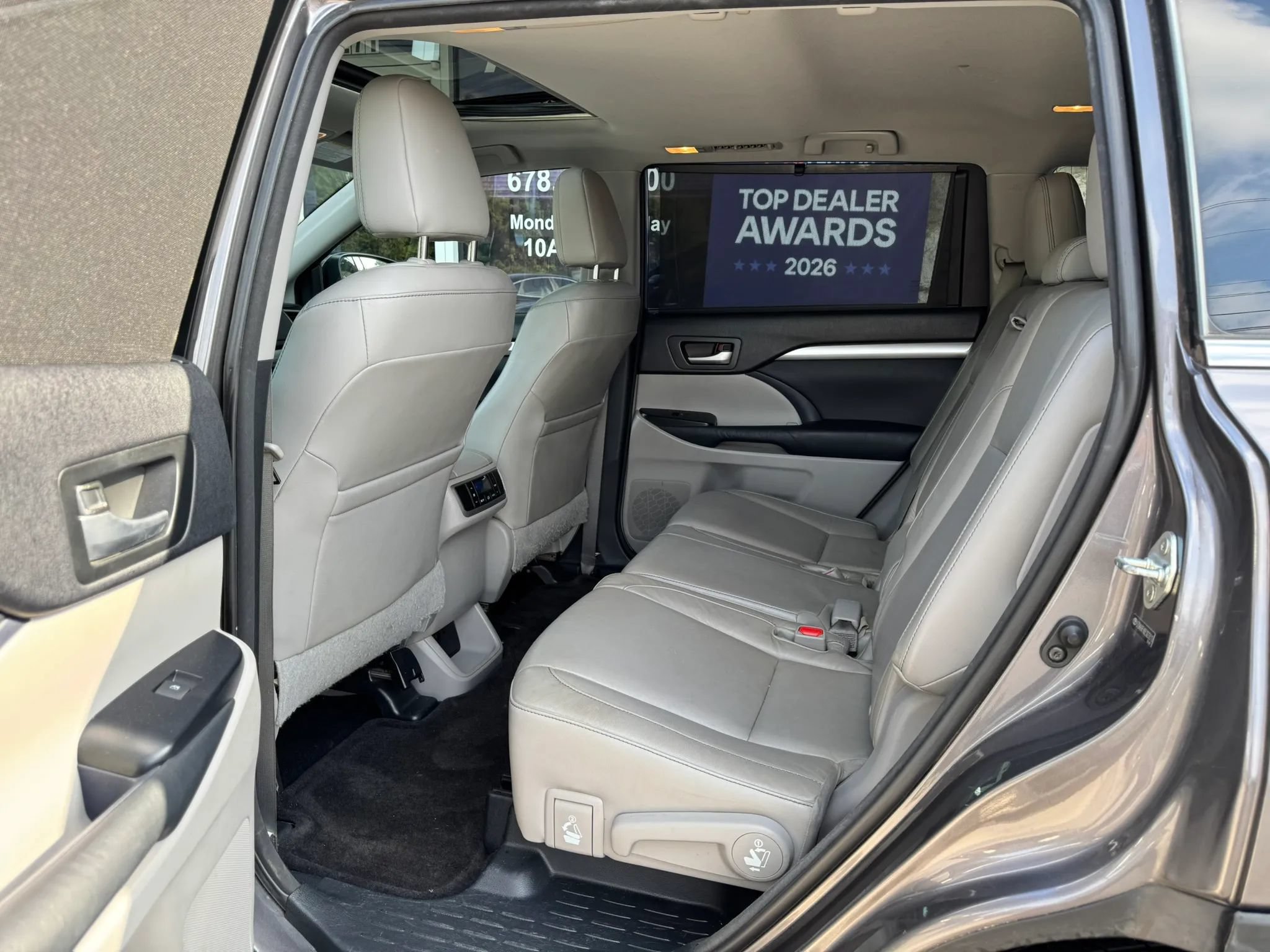 Used 2014 Toyota Highlander XLE FWD image 26