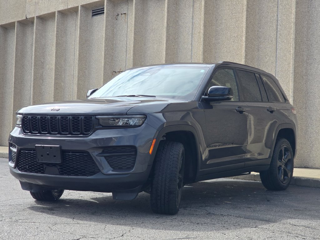 Used 2023 Jeep Grand Cherokee Altitude AWD/4WD image 13