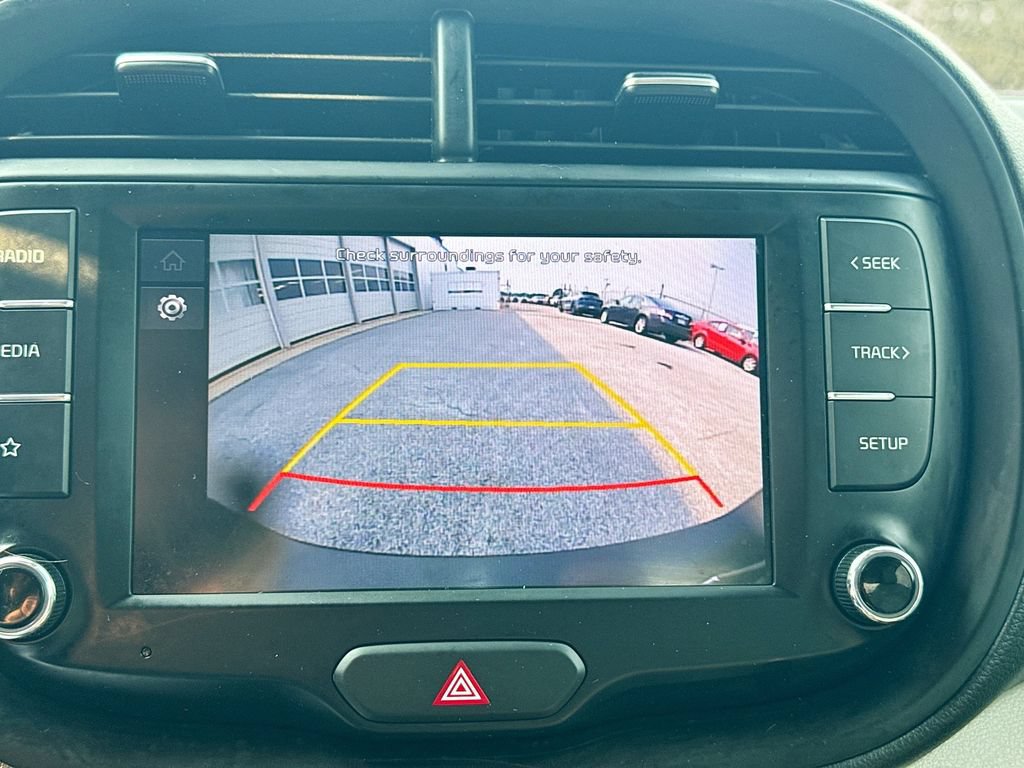 Certified 2022 Kia Soul LX w/ Technology Package FWD image 17