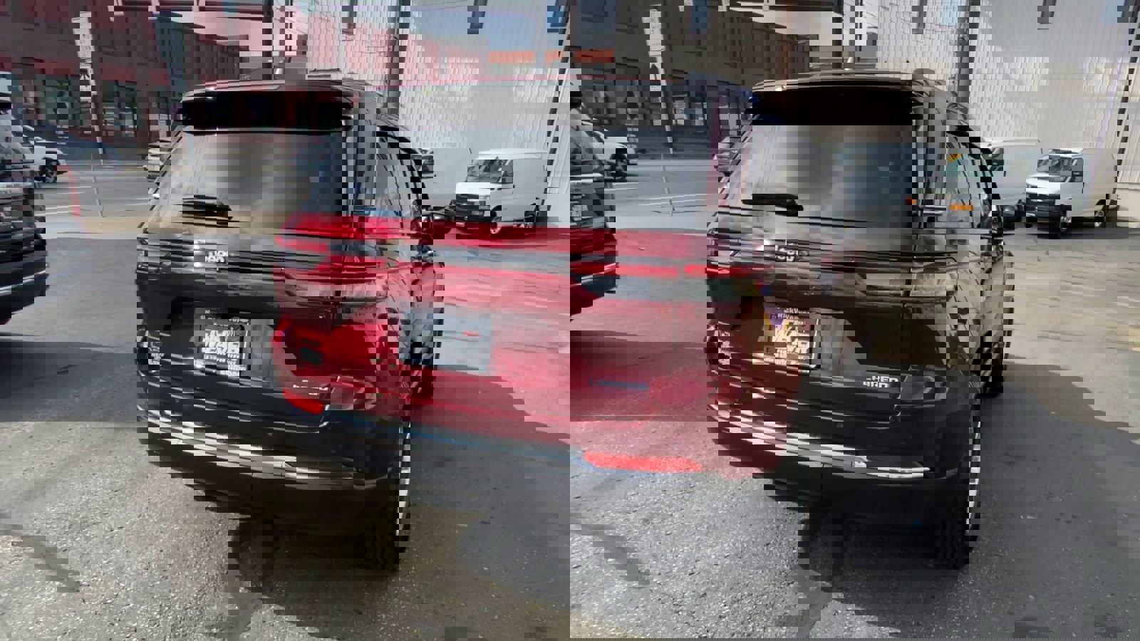 Used 2023 Jeep Grand Cherokee Laredo image 41