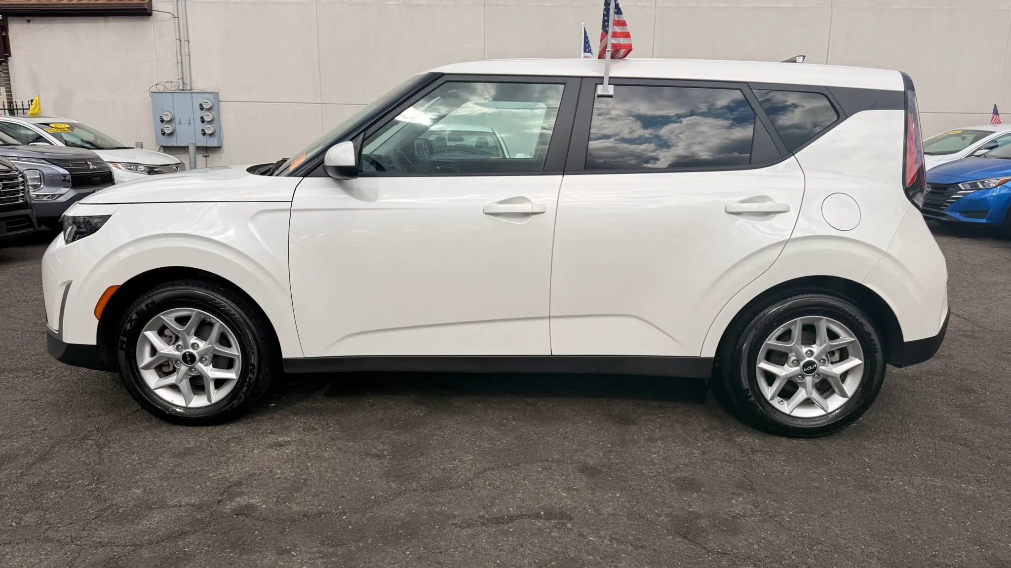Used 2025 Kia Soul LX w/ LX Technology Package FWD image 10