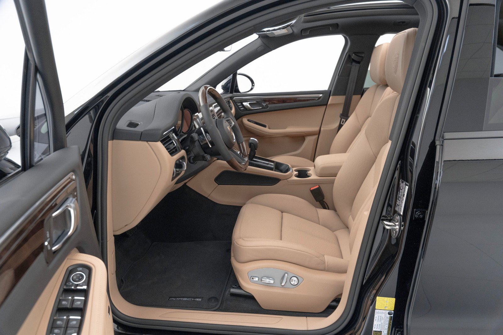 Certified 2025 Porsche Macan AWD/4WD image 15