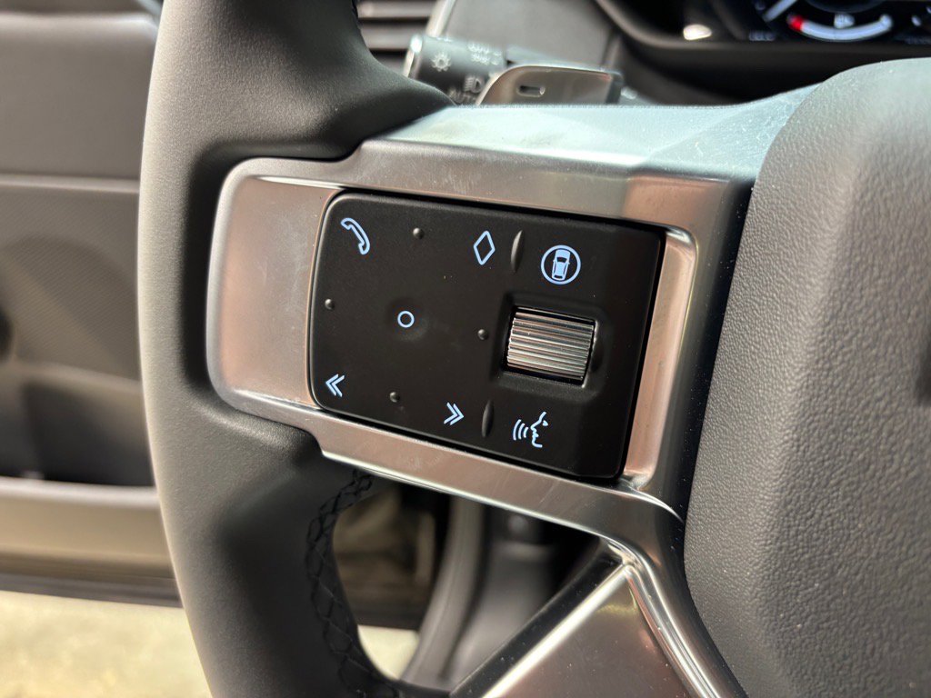 Used 2025 Land Rover Discovery S image 19